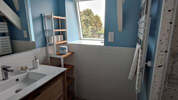 Family Quadruple Room, Ensuite, Courtyard View (Chambres d'Hôtes Référenc) | Bathroom