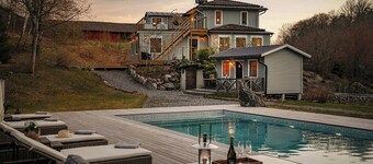 Villa med pool og bådbro ved havet i Långsunda