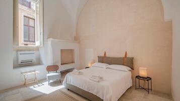 2 bedrooms, desk, WiFi (free)