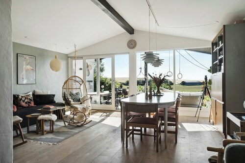 Insel-Ferienhaus mit Pastellfarben und Aussicht