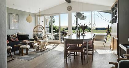 Insel-Ferienhaus mit Pastellfarben und Aussicht