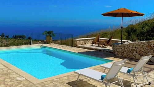 Villa avec vue sur la mer et piscine panoramique à Scopello