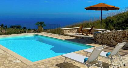 Villa avec vue sur la mer et piscine panoramique à Scopello