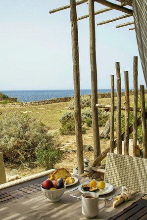 Outdoor dining - Seafront house with sea access at San Pietro (Carloforte)