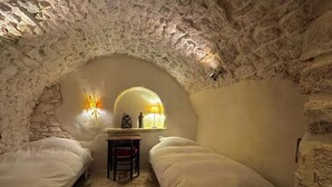 A small, cozy room with two beds, a desk, and a lamp. - Bohemian house overlooking Roussillon (ROUSSILLON)