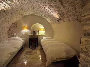 A small, cozy room with two beds, a desk, and a lamp. - Bohemian house overlooking Roussillon (ROUSSILLON)