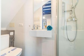 Dusche, Haartrockner, Handtücher, Seife
