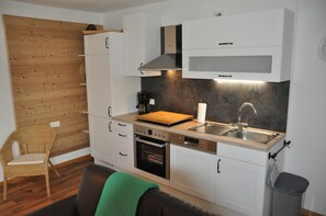 Fridge, oven, stovetop, dishwasher - Apartment 'Ahorn im Schwarzwald' with Shared Terrace, Balcony, and Wi-Fi (Zell)