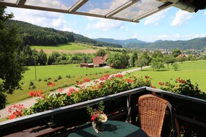 Outdoor dining - Apartment 'Ahorn im Schwarzwald' with Shared Terrace, Balcony, and Wi-Fi (Zell)