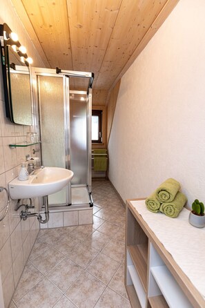 Shower, hair dryer, towels - Apartment 'Ahorn im Schwarzwald' with Shared Terrace, Balcony, and Wi-Fi (Zell)