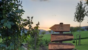 Un segnale direzionale in legno con frecce che indicano diverse località.