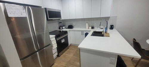 Modern 1BR by SkyTrain w/ balcony & parking