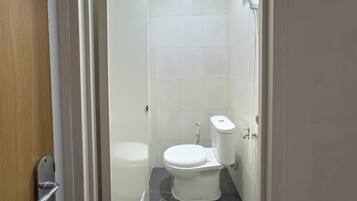 Doppia Standard | Bagno | Doccia, asciugamani, sapone, shampoo