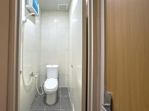 Basic Double Room | Bathroom | Shower, towels, soap, shampoo - Kamar Pluit Karang (Jakarta)