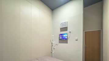 Kamar Double Basic | Meja kerja, ruang kerja ramah laptop, dan Wi-Fi gratis