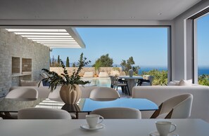 Luxury-Villa, Meerblick | Speisen im Freien
