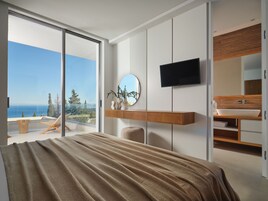 Villa de lujo, vistas al mar | Cortinas opacas y sistema de insonorización