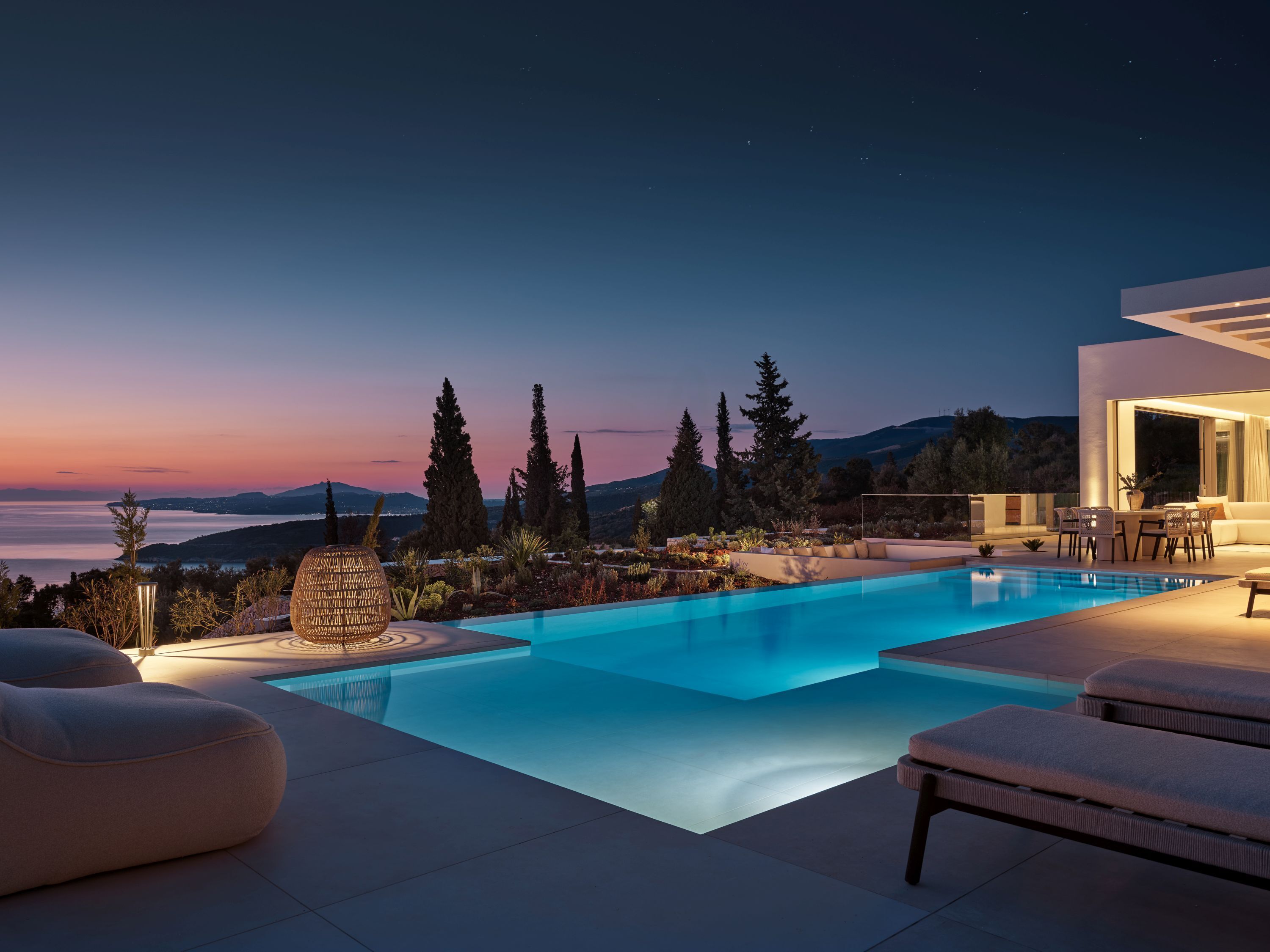 Villa de lujo, vistas al mar | Piscina | Una piscina al aire libre de temporada