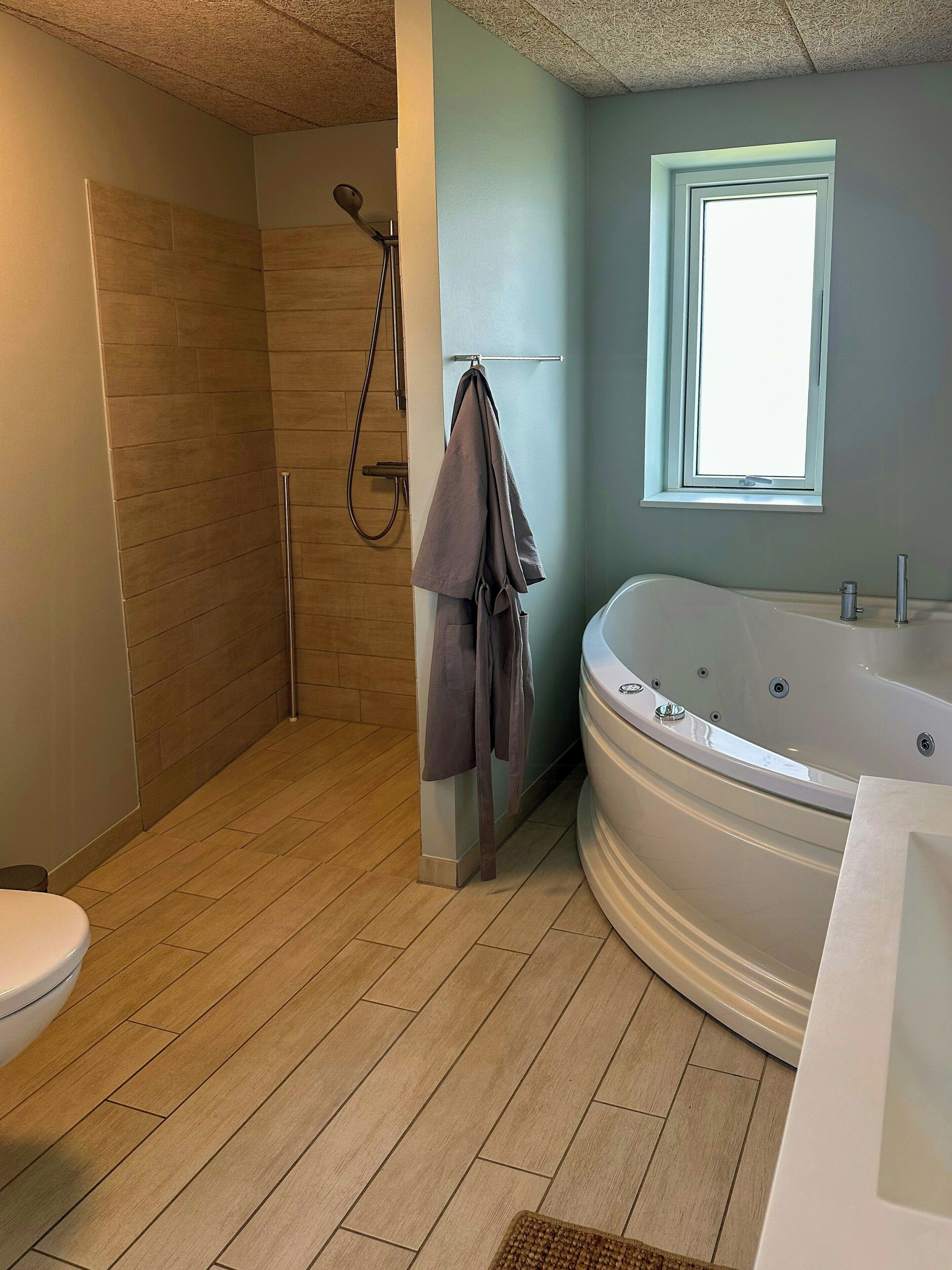 Une salle de bain équipée d’une douche, d’une baignoire et de toilettes.