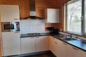 Réfrigérateur, micro-ondes, plaque de cuisson, lave-vaisselle