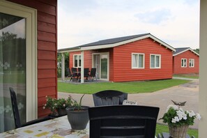 Outdoor dining - Holiday home with covered terrace and pool (Someren-Heide)