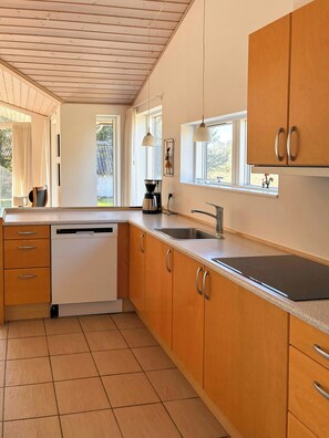 Microwave, oven, dishwasher, coffee/tea maker - Holiday home with wildlife in Mols Bjerge (Knebel)