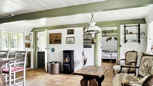 Um quarto aconchegante com lareira, móveis de madeira e prateleiras fixadas na parede.