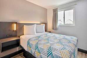 Free WiFi, bed sheets - 1 King Bed | Non-Smoking, Kitchen (Eureka)
