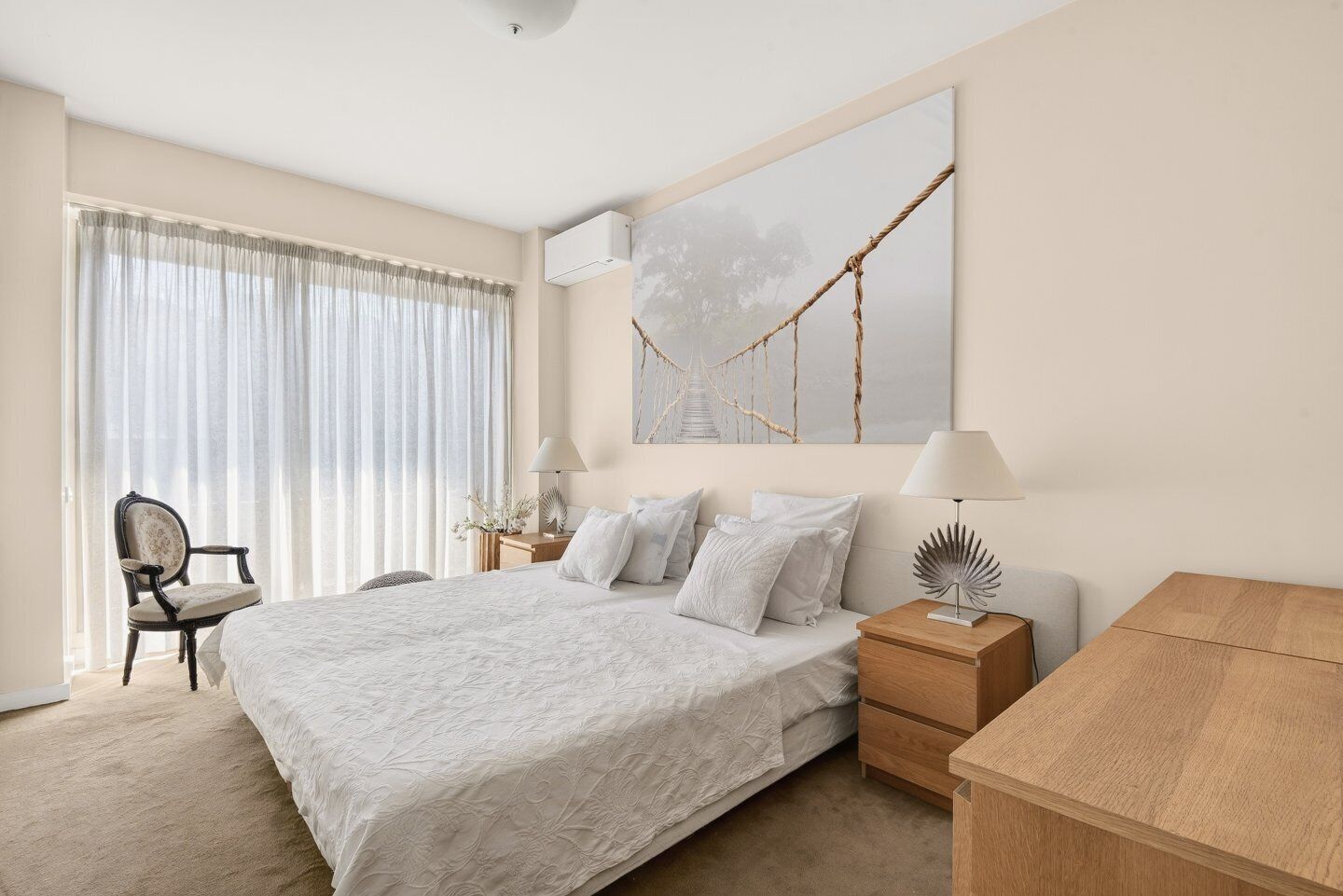 4 bedrooms, iron/ironing board, internet, bed sheets