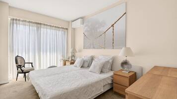 4 bedrooms, iron/ironing board, internet, bed sheets