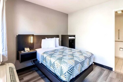 1 King Bed | Non-Smoking