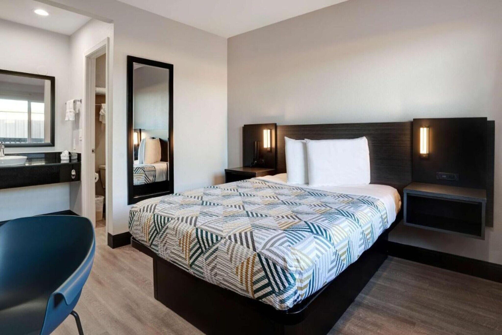 1 Queen Bed | Non-smoking, Micfridge - Eureka, CA