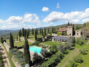 Eine Villa mit Swimmingpool, Steinarchitektur und Blick auf die Landschaft.
