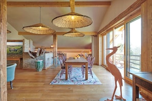 Un comedor con una mesa de madera, sillas y una estatua decorativa de un pájaro.