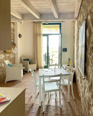 Dining - Residence among scrubland and beaches in Cova (Carloforte)