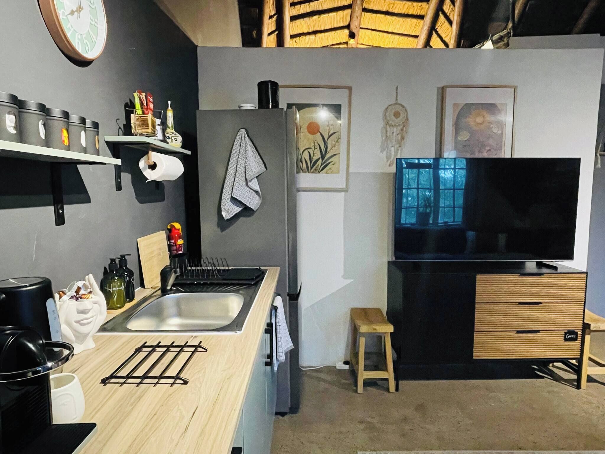 Kylskåp, mikrovågsugn, kaffe- och tebryggare och brödrost