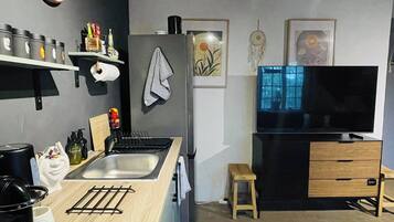 Kylskåp, mikrovågsugn, kaffe- och tebryggare och brödrost