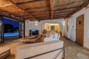 TV, stereo - Villa Flor, Exclusive Property with Pool in Stintino (Stintino)