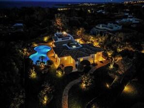 A large house with a swimming pool, surrounded by trees and a view of the sea. - Villa Flor, Exclusive Property with Pool in Stintino (Stintino)