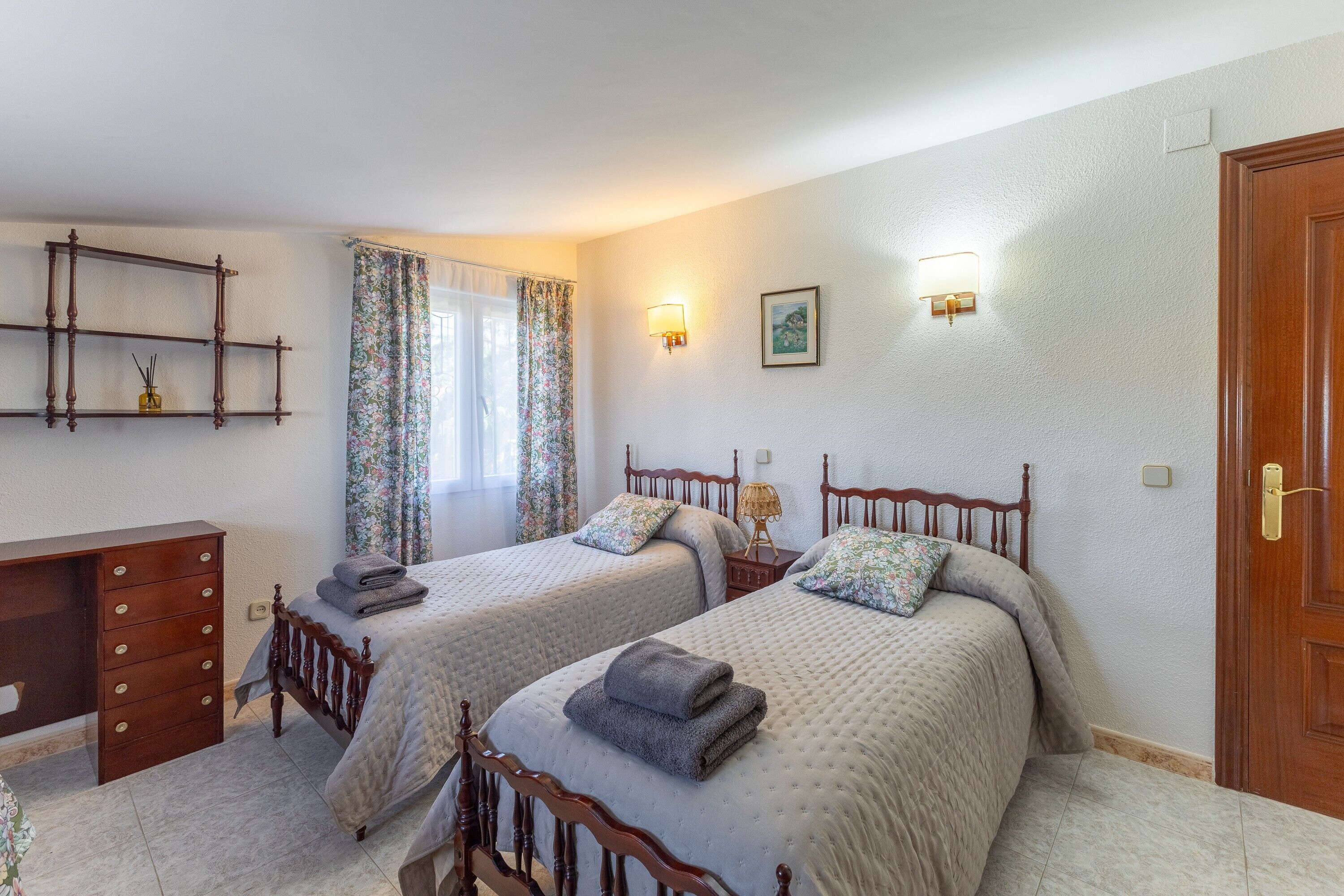 Tabla de planchar con plancha, wifi y ropa de cama 