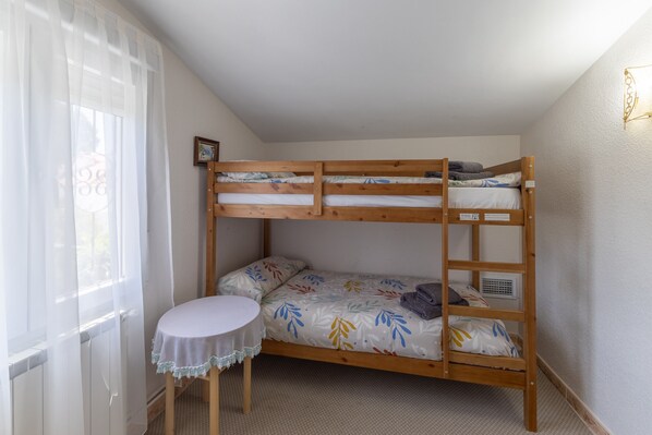 Iron/ironing board, WiFi, bed sheets