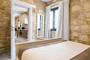 Tabla de planchar con plancha, wifi, ropa de cama