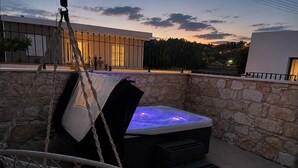 Outdoor spa tub - Old Luxury Stone House Armou (Armou)
