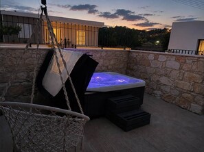 Outdoor spa tub - Old Luxury Stone House Armou (Armou)
