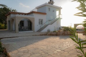 Exterior - 4 Bedroom Villa at the Sea (Peyia)