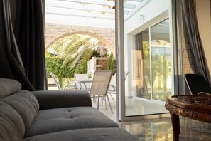 TV - 4 Bedroom Villa at the Sea (Peyia)
