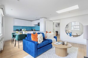 City Apartment, 1 Double Bed with Sofa bed, Non Smoking, City View | Living area | 40-inch Smart TV with satellite channels - Stylish Soho 1BR Central (London)