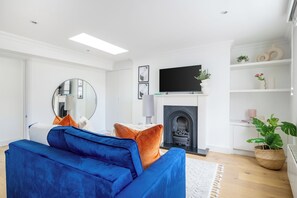 Apartamento urbano, 1 cama de casal e sofá-cama, para não fumantes, vista para a cidade | Área de estar | Smart TV 40 polegadas com canais via satélite