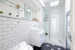 City Apartment, 1 Double Bed with Sofa bed, Non Smoking, City View | Bathroom - Stylish Soho 1BR Central (London)