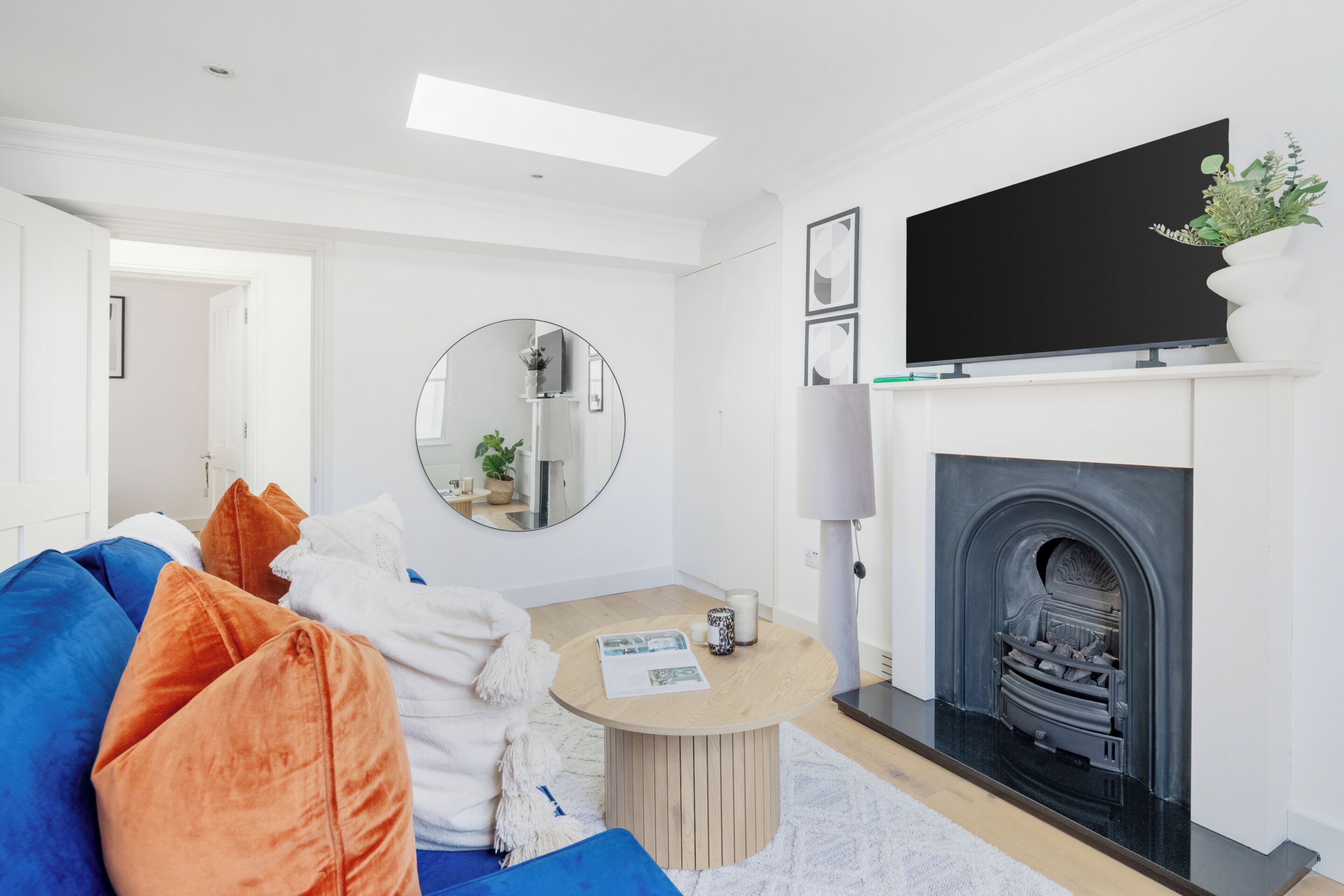 Departamento urbano, 1 cama matrimonial y sofá cama, para no fumadores, vista a la ciudad | Área de sala de estar | Smart TV de 40 pulgadas con canales vía satélite 
